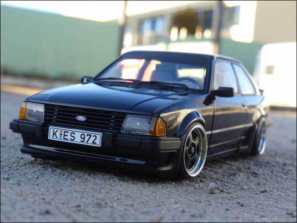 1:18 Ford Escort XR3i Black Edition Diecast